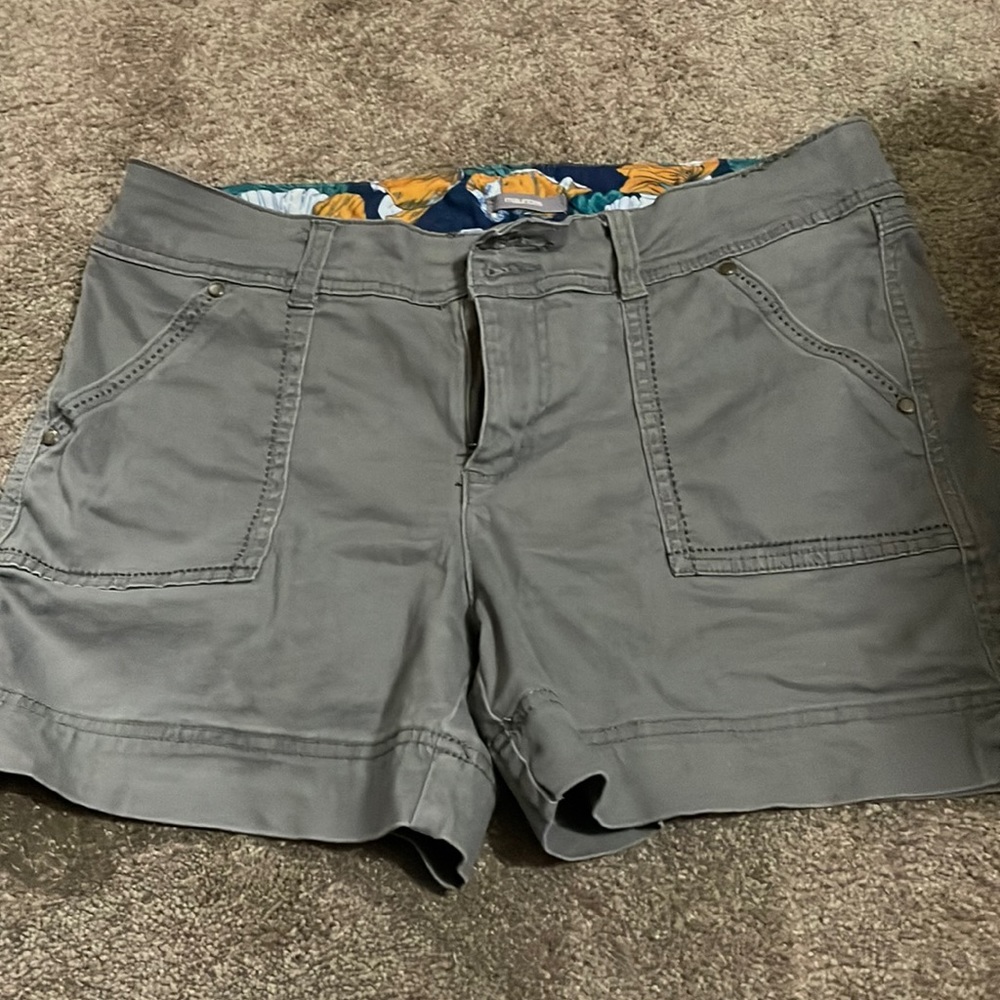 Maurice’s green/ grey shorts